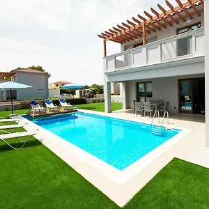 https://angie-luxury-beach-villas.hotelsatayianapa.com